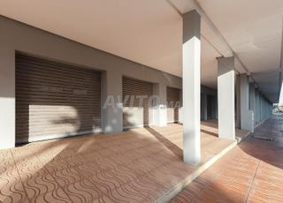 للبيع - محلات تجارية بموقع مثالي