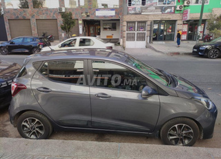 Hyundai grand i10 2017 essence faible kilométrage.