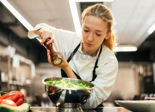 وكالة (خادمة، طباخة، مربية)