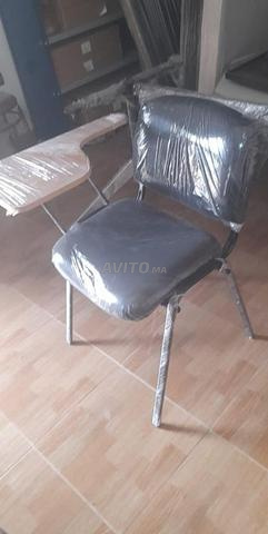 Chaise ISO avec Écritoire - Confort et Praticité