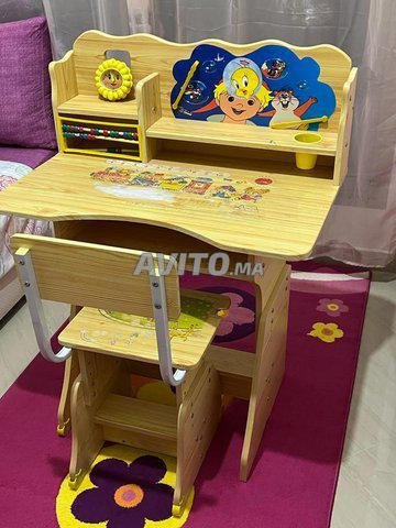 bureau d'enfant confortable/de bonne qualité dispo