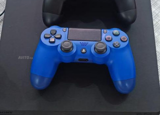 PS4 Slim avec 2 manettes en ligne