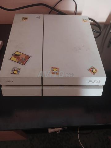 PS4 fat en très bon état avec 1 manette en ligne