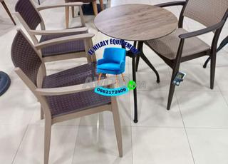 الكراسي والمعدات المهنية للمقاهي