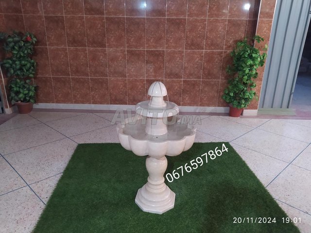 fontaine avec pompe en marbre beige