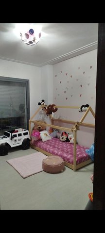 lit cabane avec matelas et tapis