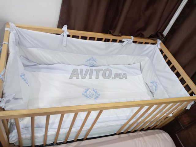 Lit bébé Ikea en bois avec matelas et accessoires 