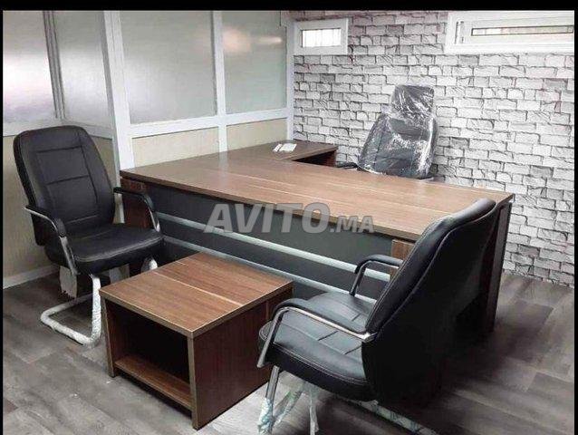 bureau en bois disponible 