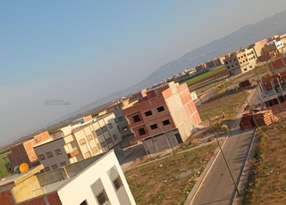 بقع أرضية محفضة100متر سكنية وتجارية جاهزة التسليم 