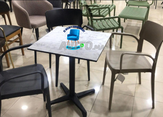 كراسي وطاولات للمقاهي للبيع في المغرب