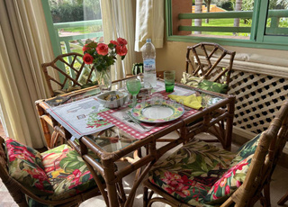 Table vintage d’époque en bambou et rotin