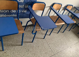 CHAIR SEMI-MÉTALLIQUE AVEC ÉCRITOIRE