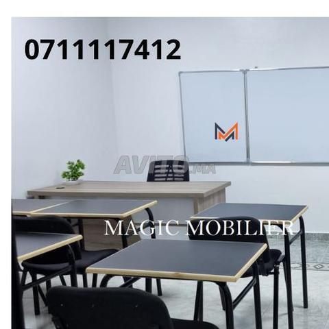 Tables scolaires pratiques et résistantes.