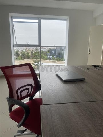 Un ensembles des bureaux, chaises, tables placard