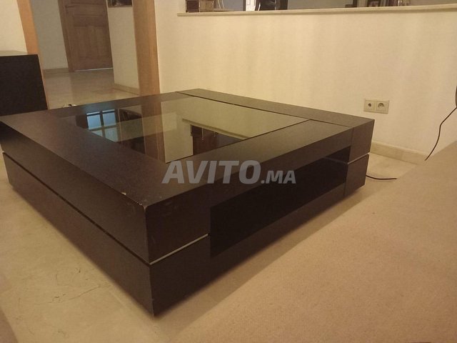 Grande table basse. Bois massif. Verre trempé