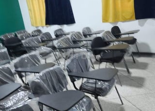 Des chaises écritoire scolaire