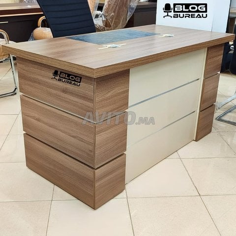 Bureau contemporain avec étagères latérales