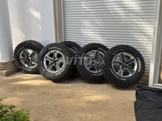 Roues jeep avec pneus COOPER STT PRO