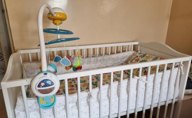 Lit de bébé avec matelas linge de lit et berceuse