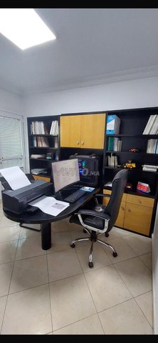 bureau double face avec bibliothèques 