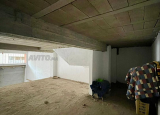 Magasin à deux rideaux à vendre 