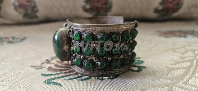Bracelet de cuivre orné de pierres vertes