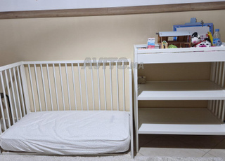 سرير أطفال مع مرتبة سيمونز وطاولة تغيير