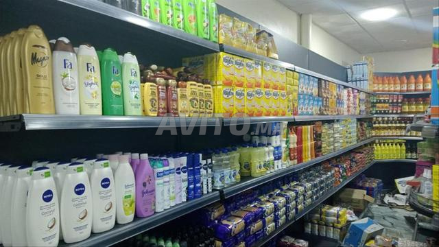 الرفوف يمكن تزيينها بشكل يتناسب مع الهوية البصرية