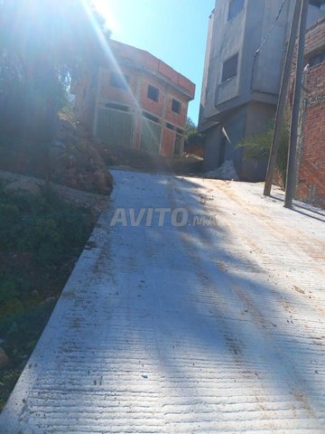 بيع بقعة أرضية مساحتها 100مترمربع بواجهتين