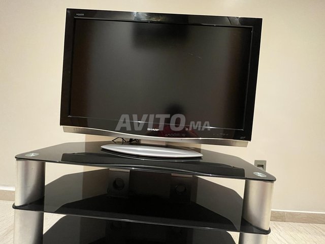 LOT DE TÉLÉ plus TABLE DE TÉLÉ À BAS PRIX