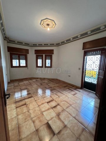 dar fiha 4 etages o garage kbir m7afda