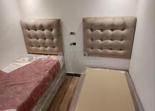 lits simples modernes et têtes de lit capitonnées