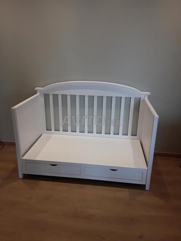 Lit bébé en blanc 