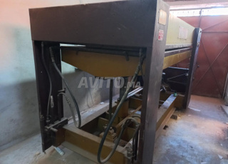Presse hydraulique pour panneaux 