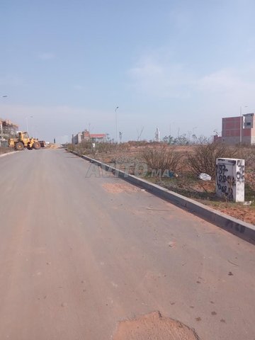 بقعة للبيع قرب القاعة المغطاة 