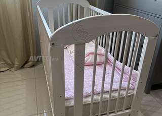 lit barreaux de bébé avec matelas 