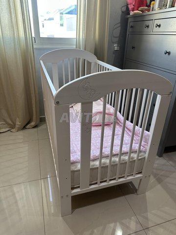 lit barreaux de bébé avec matelas 