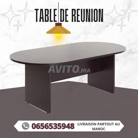 Table de Réunion en Bois Élégante et Durable