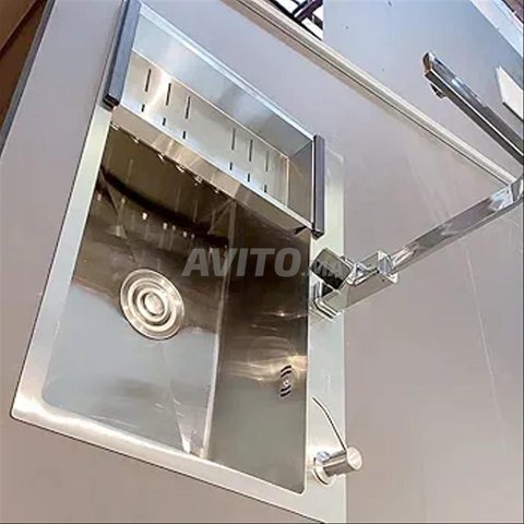 évier de cuisine moderne en inox noir avec robinet
