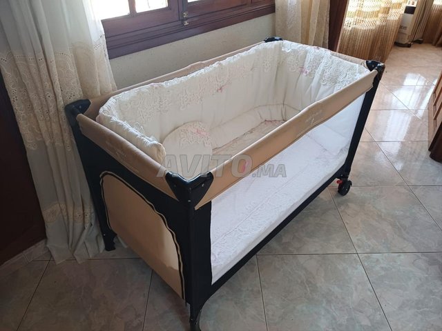 Lit parapluie bébé9 avec matelas et mobile