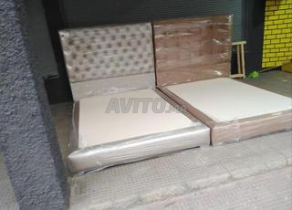 lits élégants dotés de têtes de lit capitonnées