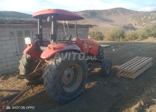 Tracteur agricole à pneus