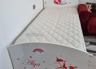 Lit enfant complet bureau et table de chevet