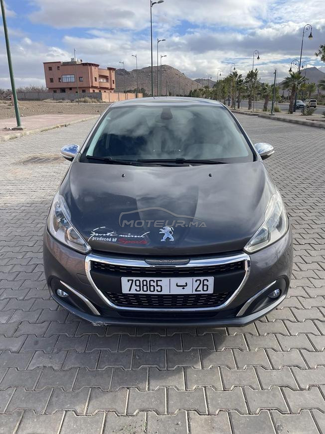 Peugeot 208 white editon