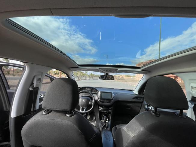 peugeot 208 white edition