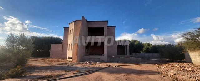 Villa titrée semi finie de 2195 m² route de Fès 