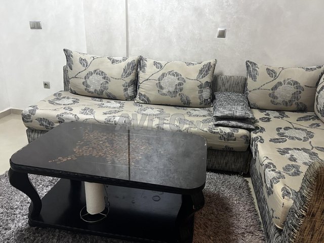 petit salon en L Avec table et tapis