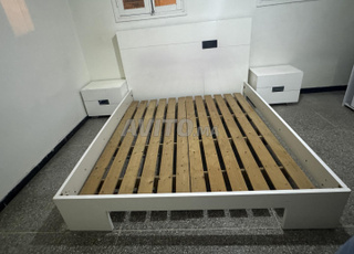 Lit blanc avec table