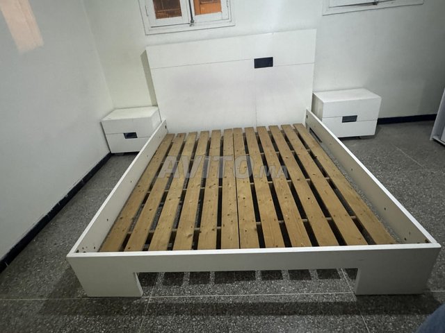 Lit blanc avec table