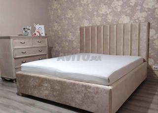 lit capitonnée en beige